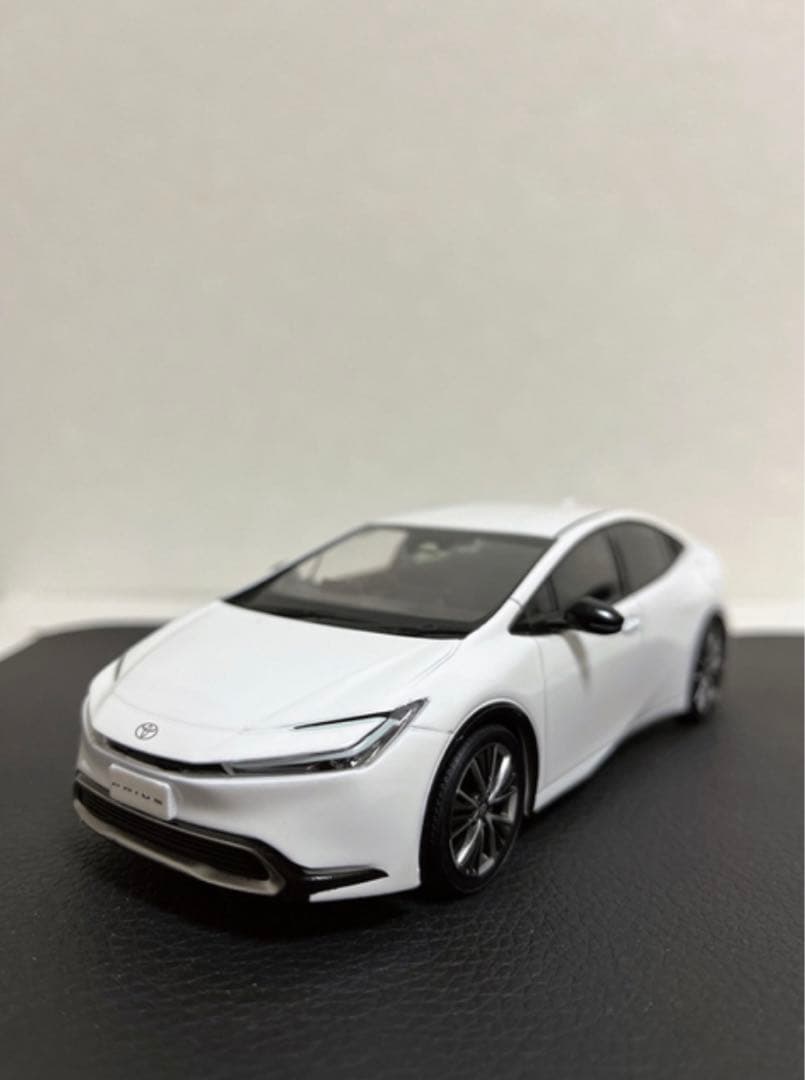 トヨタ 新型プリウス カラーサンプル 展示用 040
