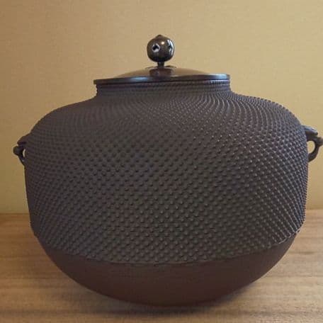 A 119 茶道 炉用 ・丸形総霰釜 ( 庄造造 )